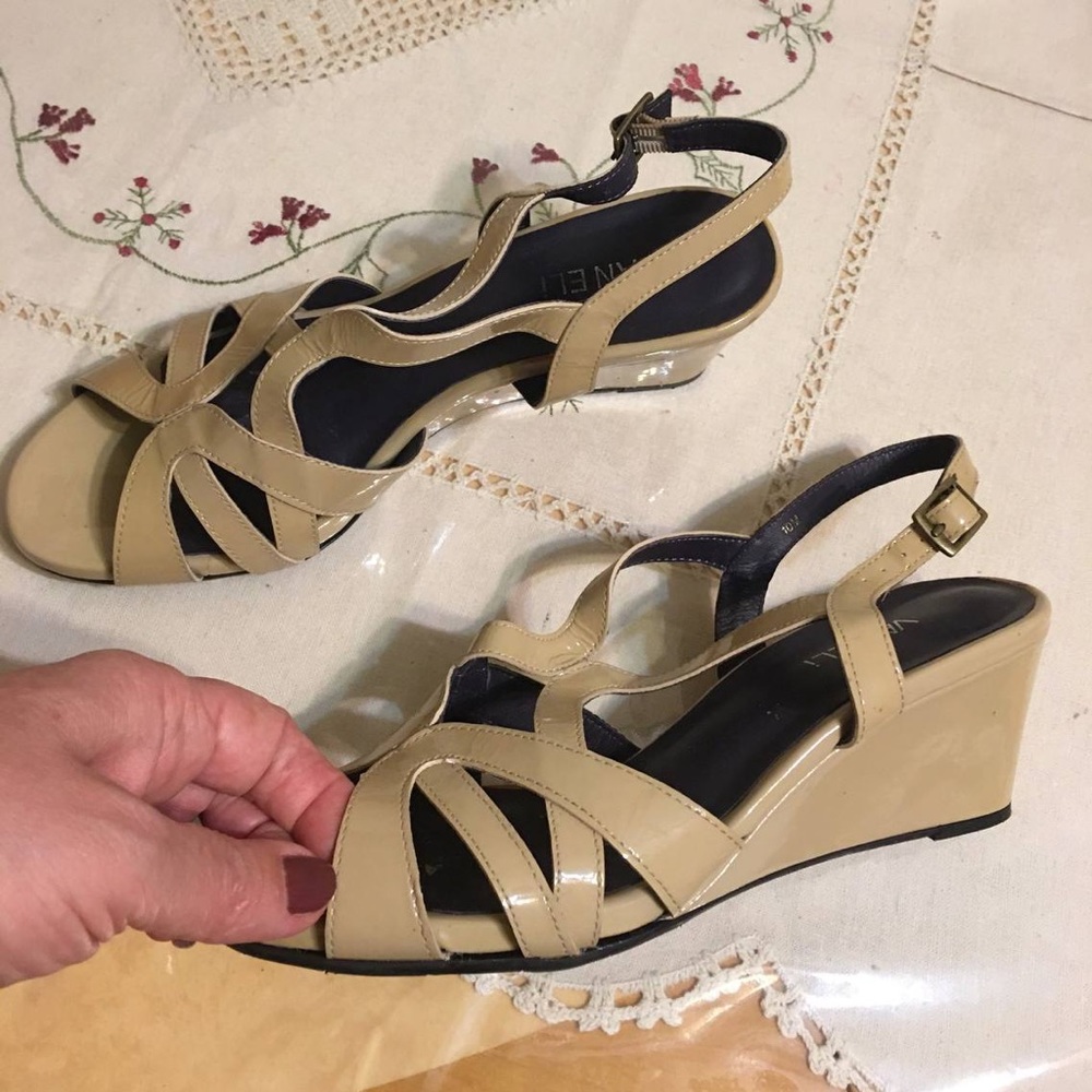 10M size tan color wedged shoe